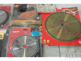 Taurus 1200 Watt Electric Circular Saw and Various Circular Saw Blades - picture2' - Click to enlarge