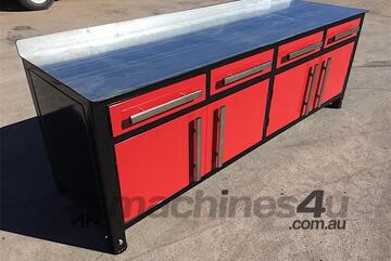 Un  Welding Table, with heavy duty work top
