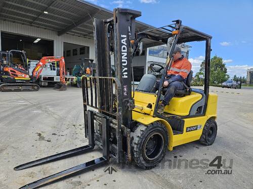 USED 2015 HYUNDAI 30DF-7 3T DIESEL FORKLIFT WITH CONTAINER MAST AND 4490 HOURS