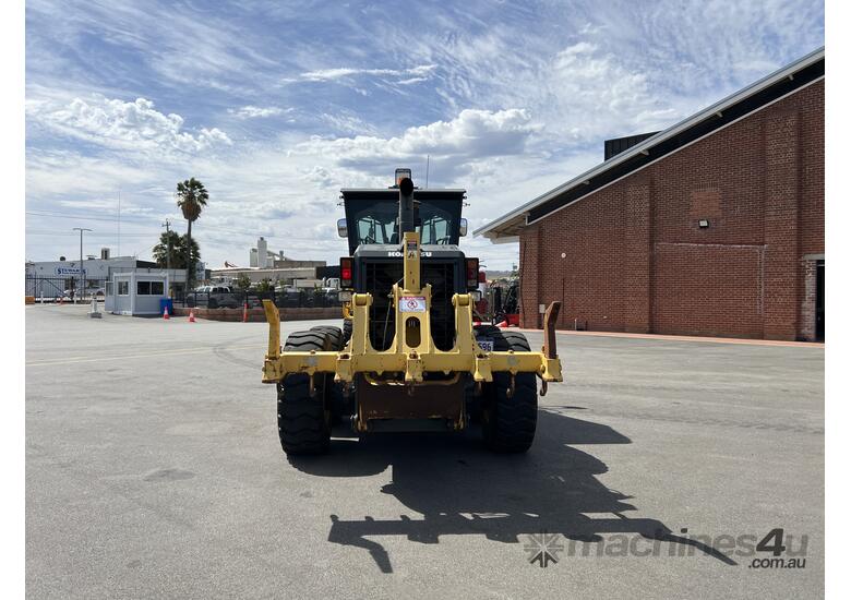 caption 2018 Komatsu GD655-5 Motor Grader + Ripper