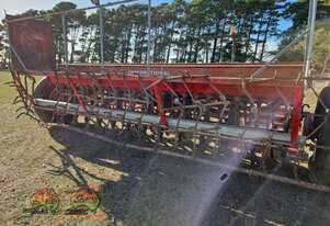 (8216) 24 ROW INTERNATIONAL 6-2 SEEDER (Winchelsea, VIC) (8216) 24 ROW INTERNATIONAL 6-2 SEEDER (Winchelsea, VIC)