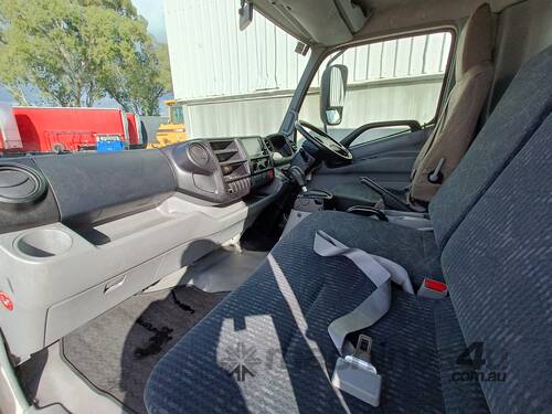 caption 2020 Hino 300 921 4x2 Pantech