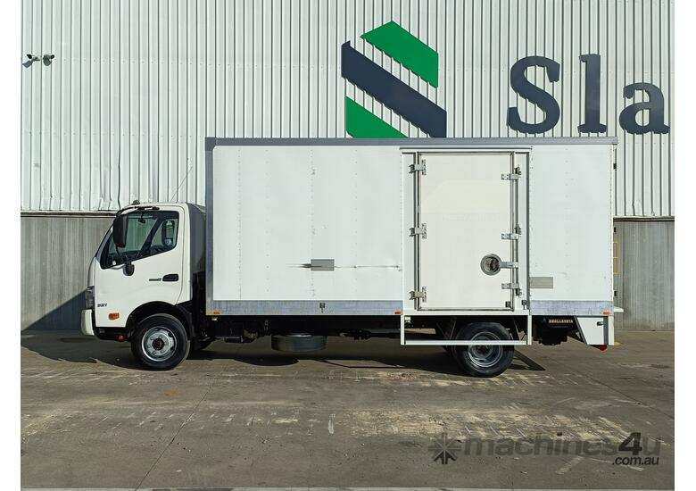 caption 2020 Hino 300 921 4x2 Pantech