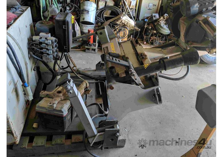 caption TRUCK TYRE CHANGER AND BALENCER