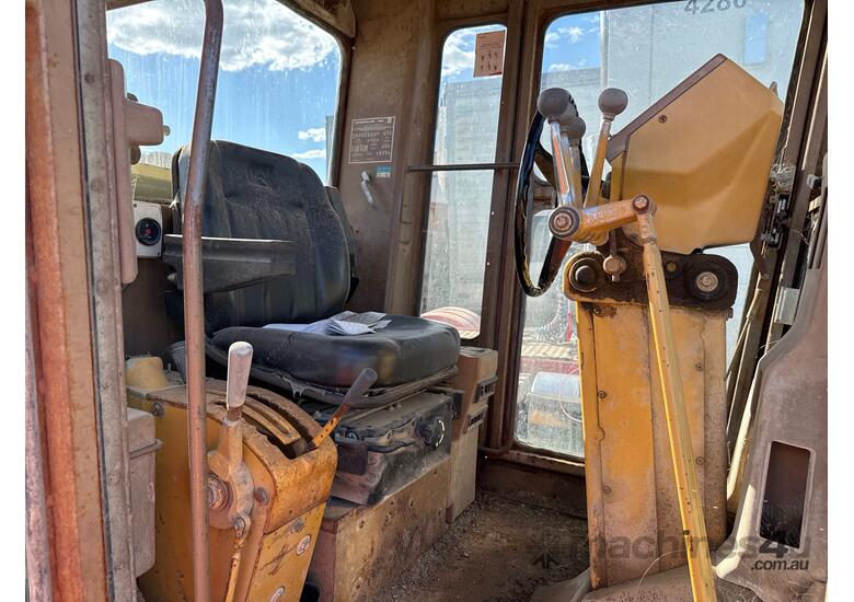 caption Caterpillar 12G Grader