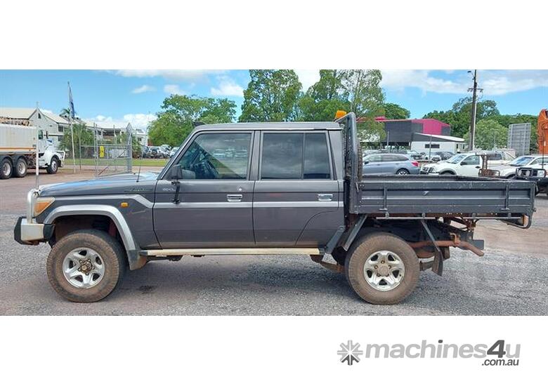 caption Toyota Landcruiser 70 Series