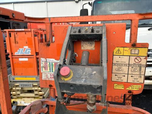 caption JLG 1930ES Scissor Lift