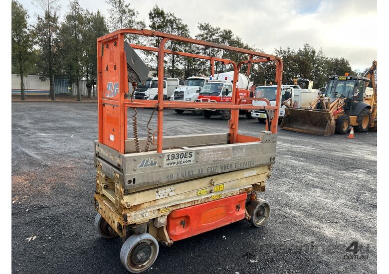 caption JLG 1930ES Scissor Lift