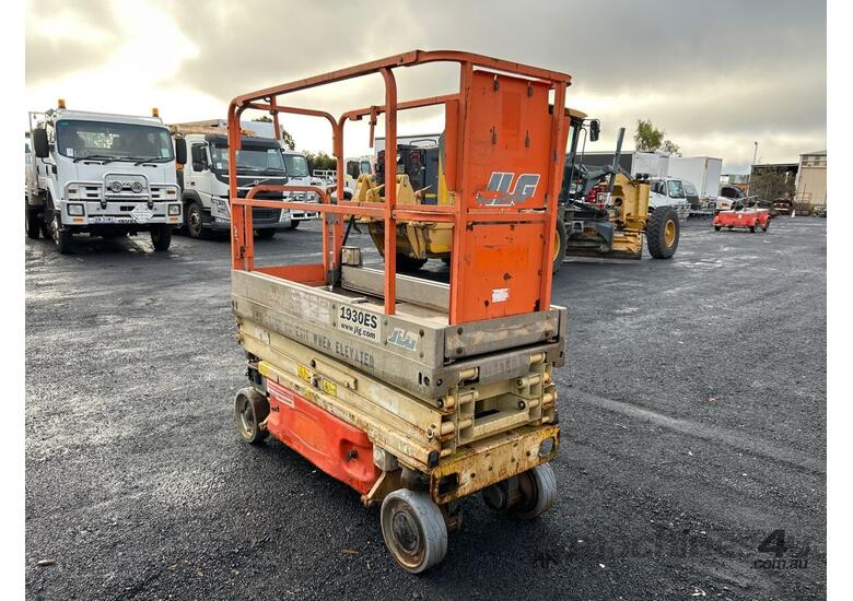 caption JLG 1930ES Scissor Lift