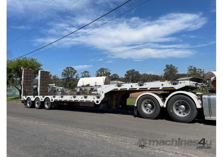 caption FWR DROP DECK TRI AXLE WIDENING TRAILER.