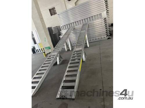 9m 6Tonne Center Supported Loading Ramps