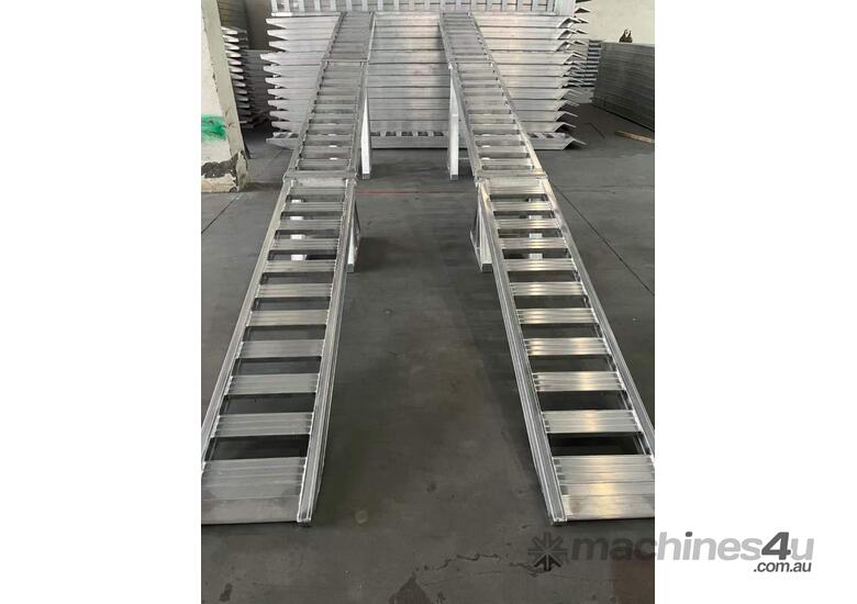 9m 6Tonne Center Supported Loading Ramps