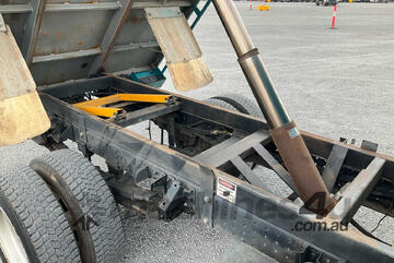 2016 Mitsubishi Canter 7/800 Crew Cab Tipper