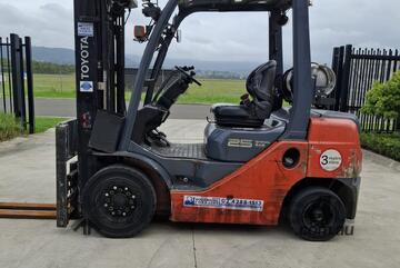Wollongong Forklift: 2017 Toyota 2.5T LPG, 3-Stage Container Mast, 4.5m Lift! **Special Price**