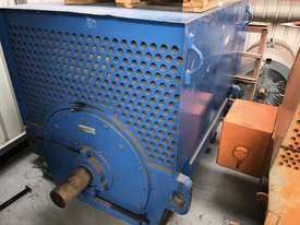 710 kw 950 hp 4 pole 3300 volt AC Electric Motor - picture0' - Click to enlarge