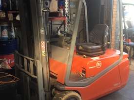 Narrow aisle 3 wheel electric forklift - picture0' - Click to enlarge