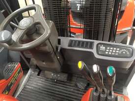 Narrow aisle 3 wheel electric forklift - picture2' - Click to enlarge