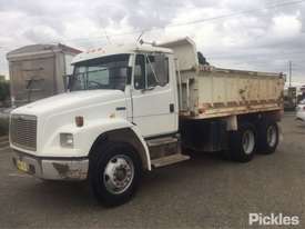 1997 Freightliner FL80 - picture2' - Click to enlarge