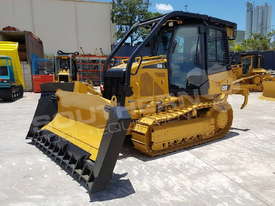CATERPILLAR D3K XL Bulldozer Stick Rake fitted DOZCATK - picture0' - Click to enlarge