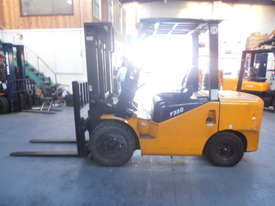 3.5ton forklift with diesel engine - picture1' - Click to enlarge