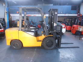 3.5ton forklift with diesel engine - picture0' - Click to enlarge