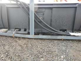 LOT # 0252 Hydraulic Vibrating Roller  - picture2' - Click to enlarge