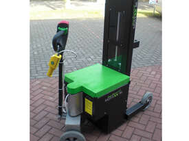 Battery Electric Pull/Push, 2500kg capacity complete with Lifter & Remote Control - picture1' - Click to enlarge