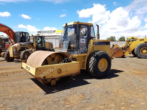 1994 Caterpillar CS-563 Vibrating Smooth Drum Roller *CONDITIONS APPLY*
