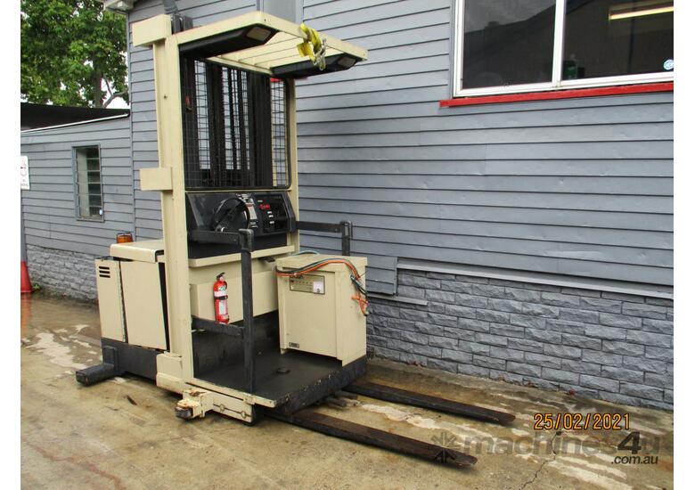 Used 2000 Crown Crown Stock Picker Electric Used Forklift CS256 Stock