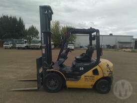 Komatsu FD25T-17 Forklift - picture2' - Click to enlarge