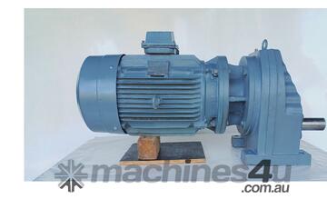 LLOYDS DEALS - 2012 ABB 22 kW Electric Motor Reduction Drive Gearbox Output Rpm: 612 Ratio : 2.4