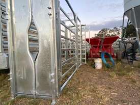 Galv Cattle Crush (New Un-used) - picture2' - Click to enlarge