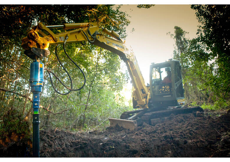 caption AUGER TORQUE 7000 MAX Earth Drill for Excavator