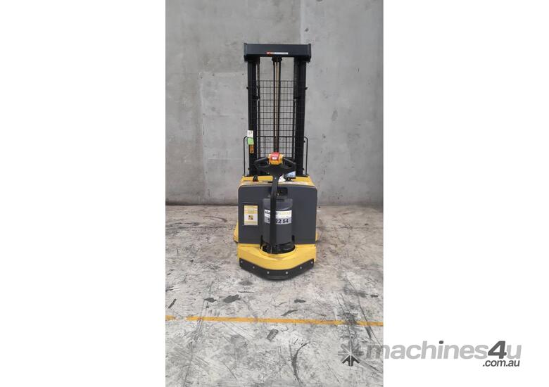 1.3T Battery Electric Walkie Reach Stacker 