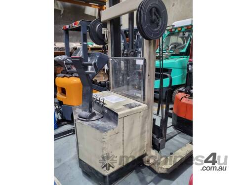 caption Crown 30WR Walkie Reach Stacker - 6 Month Old Battery
