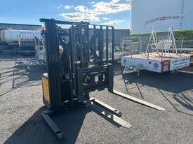 Task VIPER 1.5-4.5 TRI SS Stand Behind Forklift - picture0' - Click to enlarge