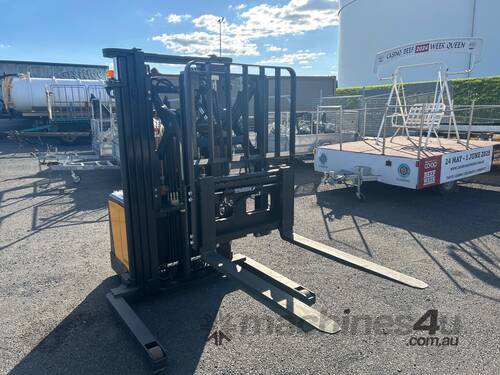 caption Task VIPER 1.5-4.5 TRI SS Stand Behind Forklift