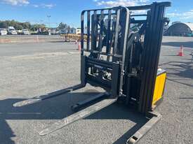 Task VIPER 1.5-4.5 TRI SS Stand Behind Forklift - picture0' - Click to enlarge