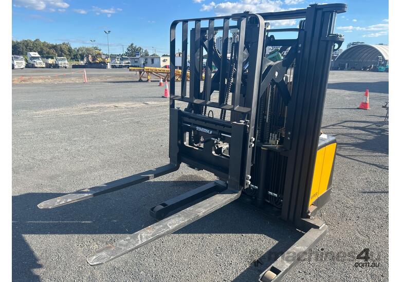 caption Task VIPER 1.5-4.5 TRI SS Stand Behind Forklift