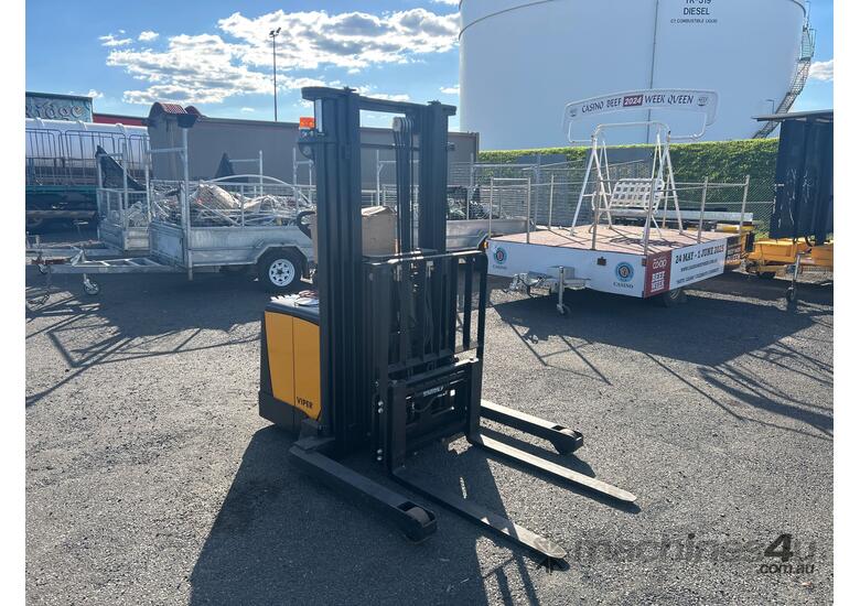 caption Task VIPER 1.5-4.5 TRI SS Stand Behind Forklift