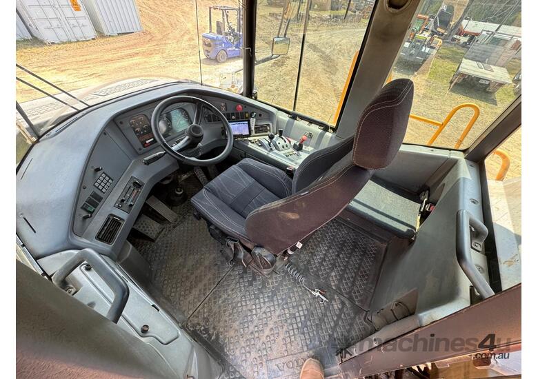 2004 VOLVO A40D 29