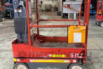   12ft Mast Lift - new batteries