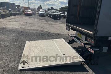 2006 Mitsubishi Fuso Fighter FK600 Pantech Curtainsider