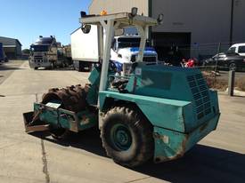 CA-121 pd , padfoot roller , push blade , 4 ton , 2503 hrs - picture2' - Click to enlarge