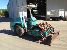CA-121 pd , padfoot roller , push blade , 4 ton , 2503 hrs - picture0' - Click to enlarge