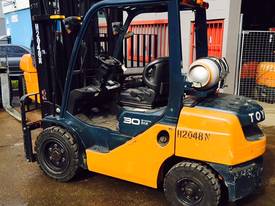 Used LPG Toyota 8 series 3 tonne forklift - picture2' - Click to enlarge