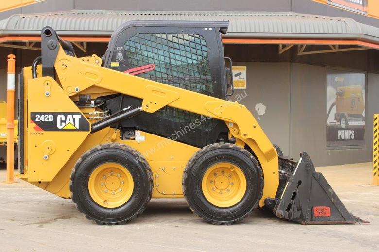 caption 2014 CAT 242D SKID STEER LOADER