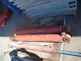 PAIR OF HYDRAULIC RAMS/ 1000mm  STROKE - picture0' - Click to enlarge