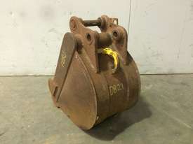 300MM SAND BUCKET WITH LIFTING HOOK SUIT 1-2T EXCAVATOR D821 - picture2' - Click to enlarge