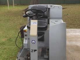 Ride on scrubber BR1100C $3000 neg - picture0' - Click to enlarge